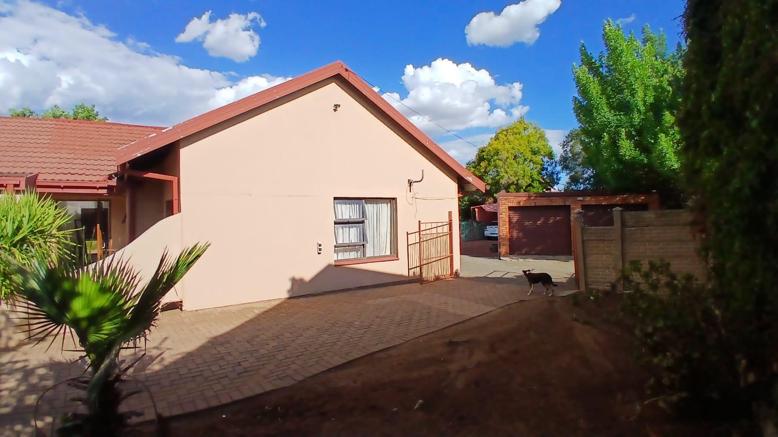 4 Bedroom Property for Sale in Pellissier Free State